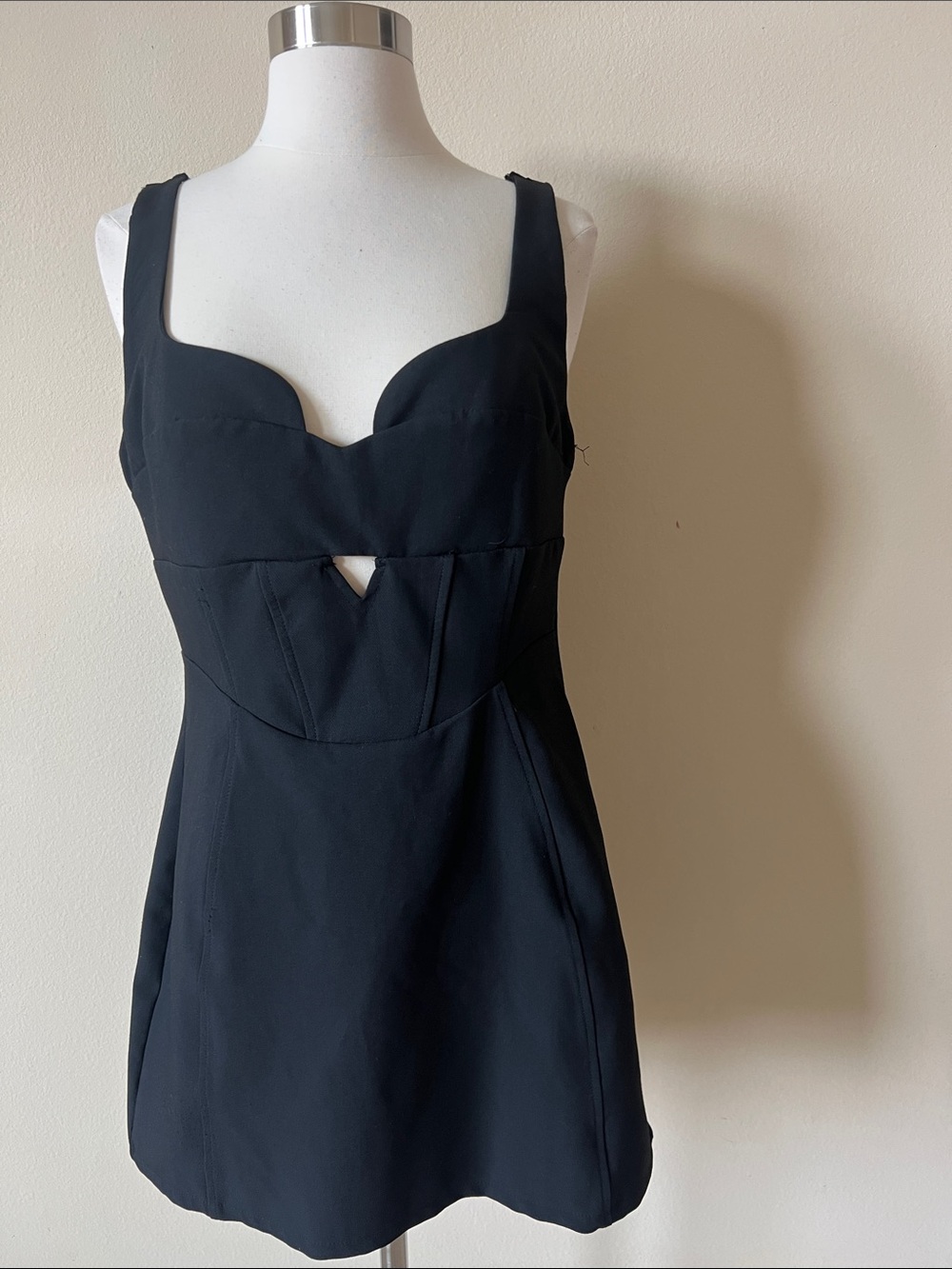 Size Large Classic Black Sleeveless Mini Dress
